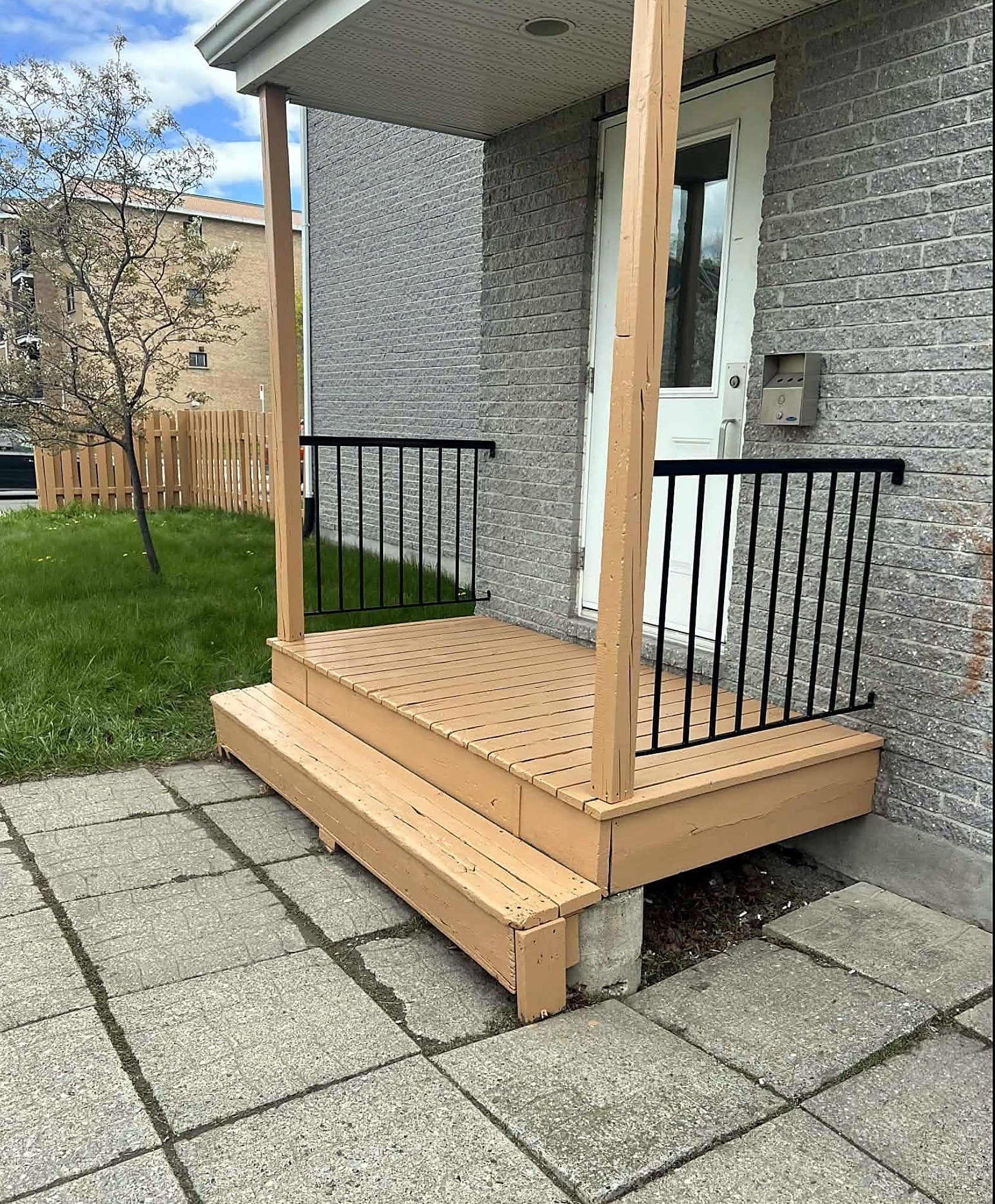 Perron en bois et garde-corps