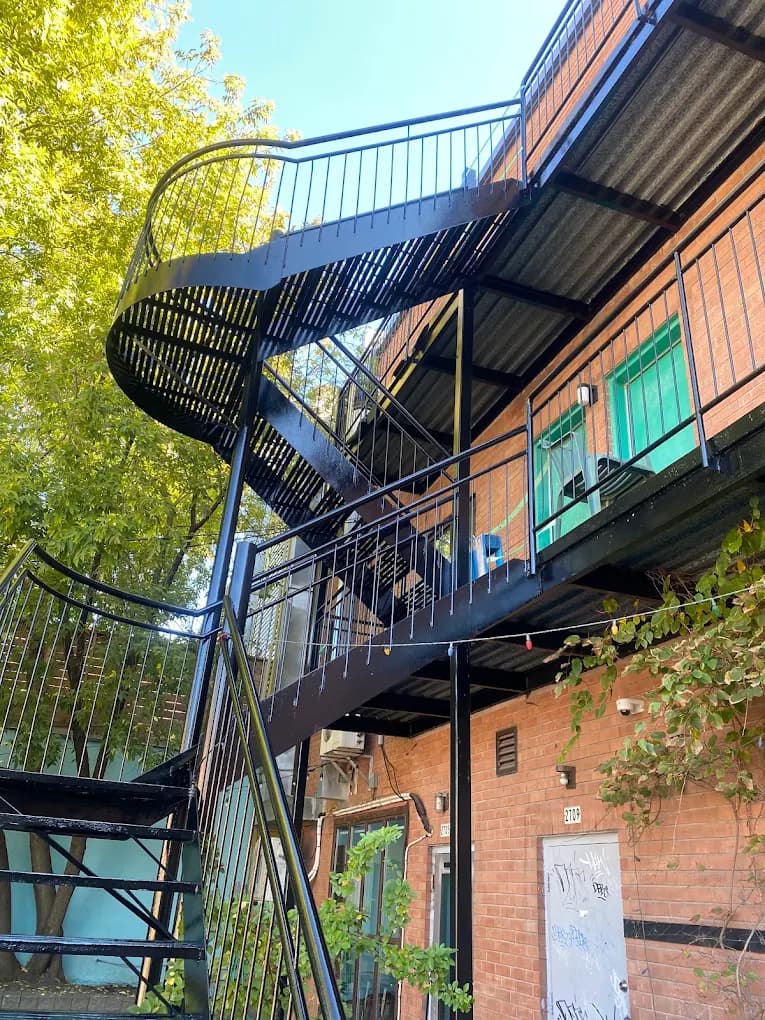 Escalier de secours en métal restauré avec une finition noire